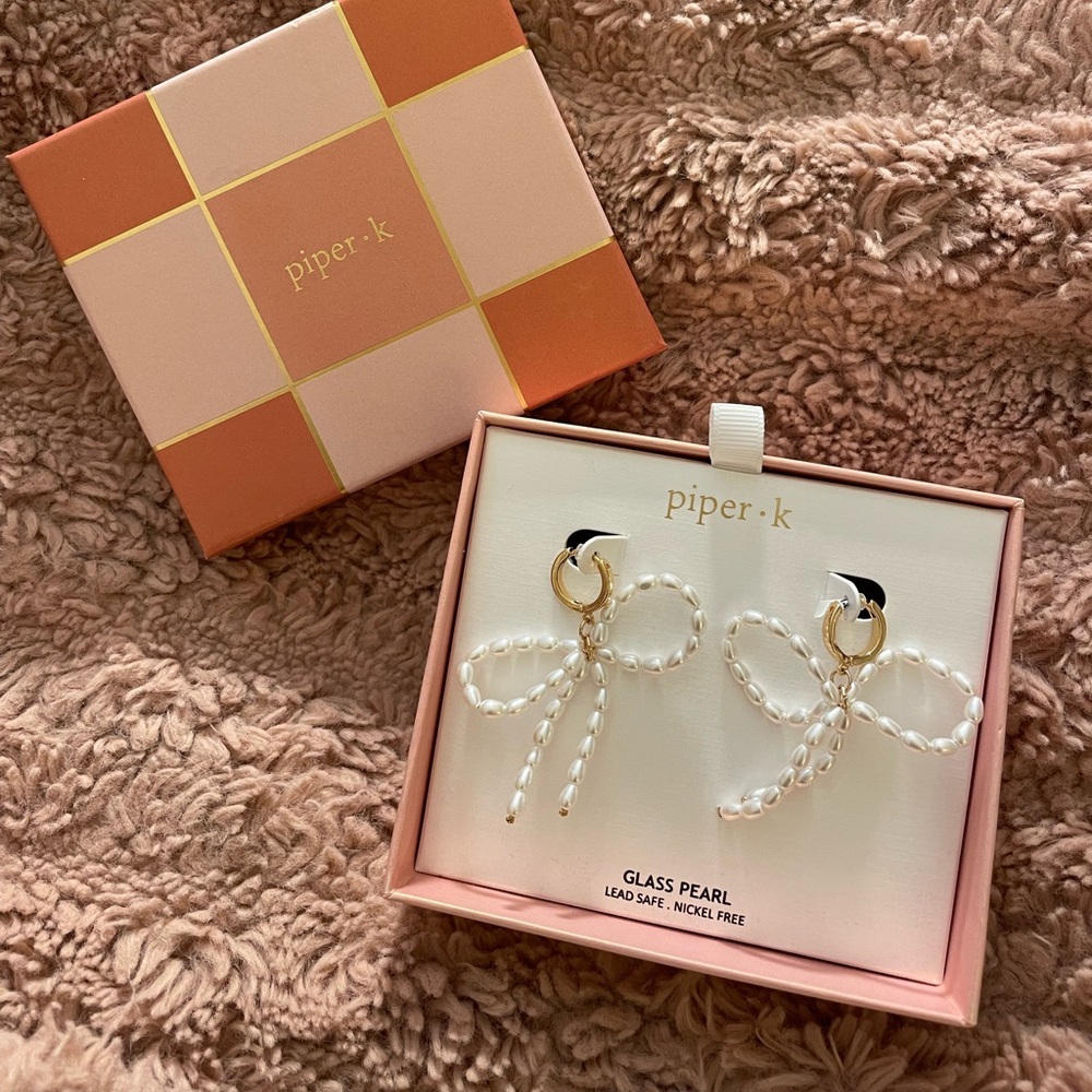 NWT Piper K Glass Pearl Bow Earrings